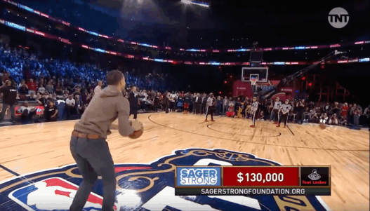 Stephen Curry envoie un 0 sur 9 du milieu de terrain