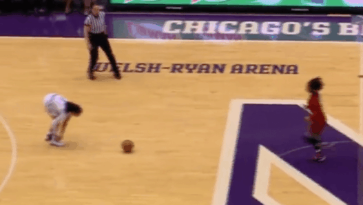 Turnover le plus stupide : faire ses lacets pendant le match