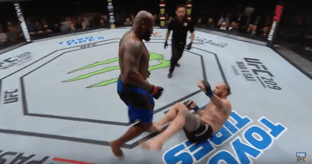 UFC Fight Night 105 - Derrick Lewis termine Travis Browne