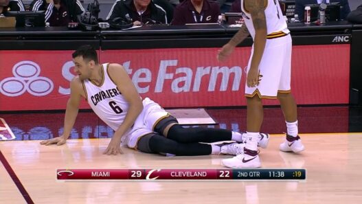 Andrew Bogut est out pour la saison régulière et les playoffs