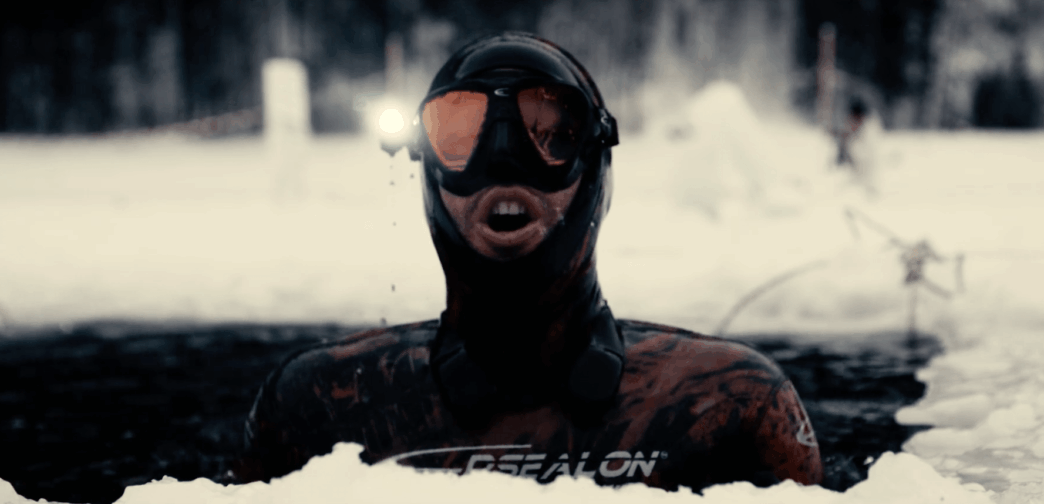 Record du monde : le français Arthur Guérin-Boëri nage 175m sous la glace