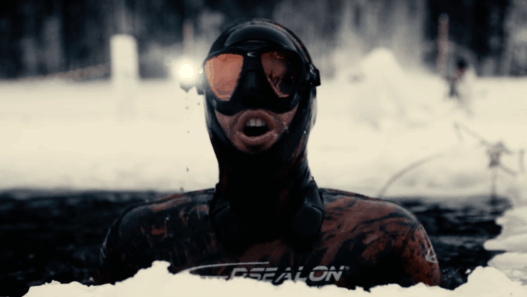 Record du monde : le français Arthur Guérin-Boëri nage 175m sous la glace