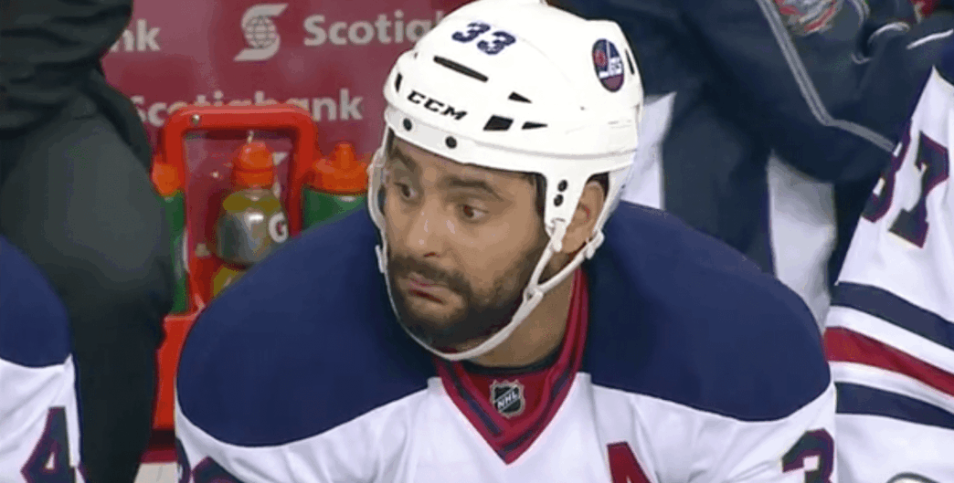 Dustin Byfuglien crache malencontreusement sur quelqu’un
