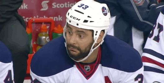 Dustin Byfuglien crache malencontreusement sur quelqu’un