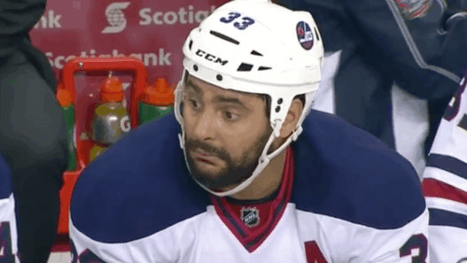 Dustin Byfuglien crache malencontreusement sur quelqu’un