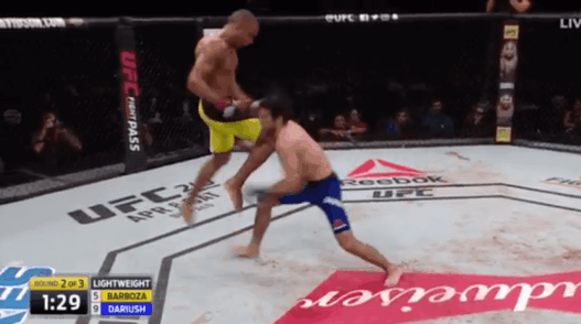 Edson Barboza explose Beneil Dariush avec l’un des KOs de l’année