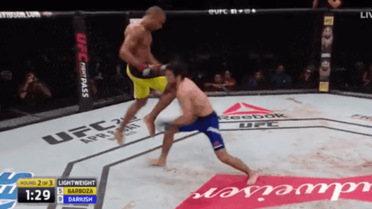 Edson Barboza explose Beneil Dariush avec l&rsquo;un des KOs de l&rsquo;ann&eacute;e