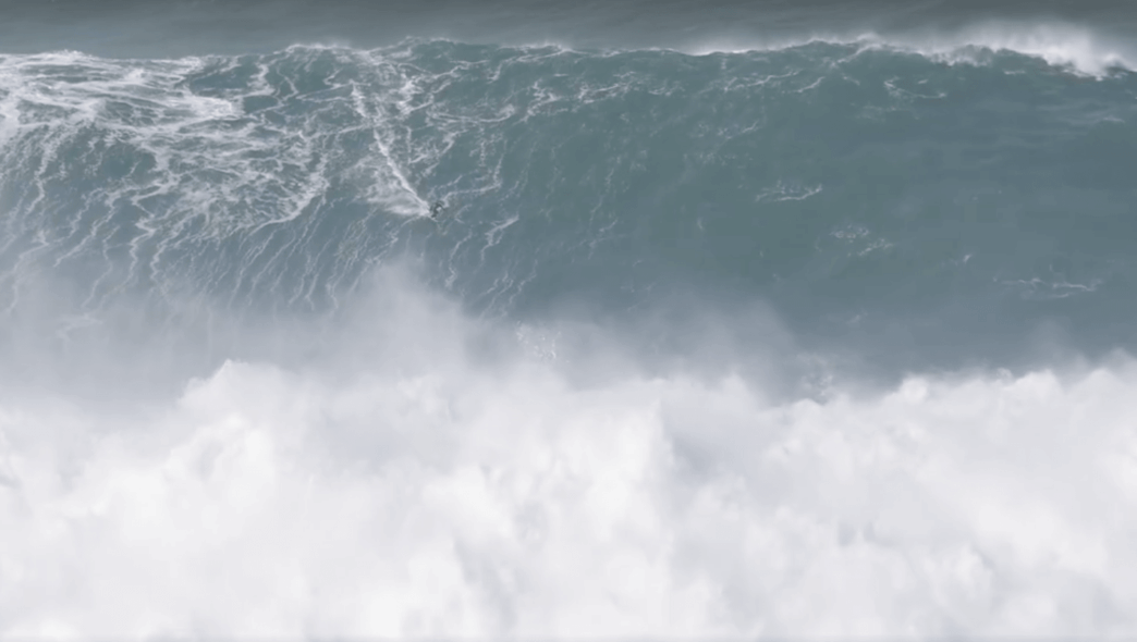 Francisco Porcella ride un monstre à Nazaré