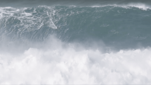 Francisco Porcella ride un monstre à Nazaré