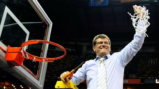 Le superbe discours de Geno Auriemma pour les jeunes souhaitant se lancer dans le sport