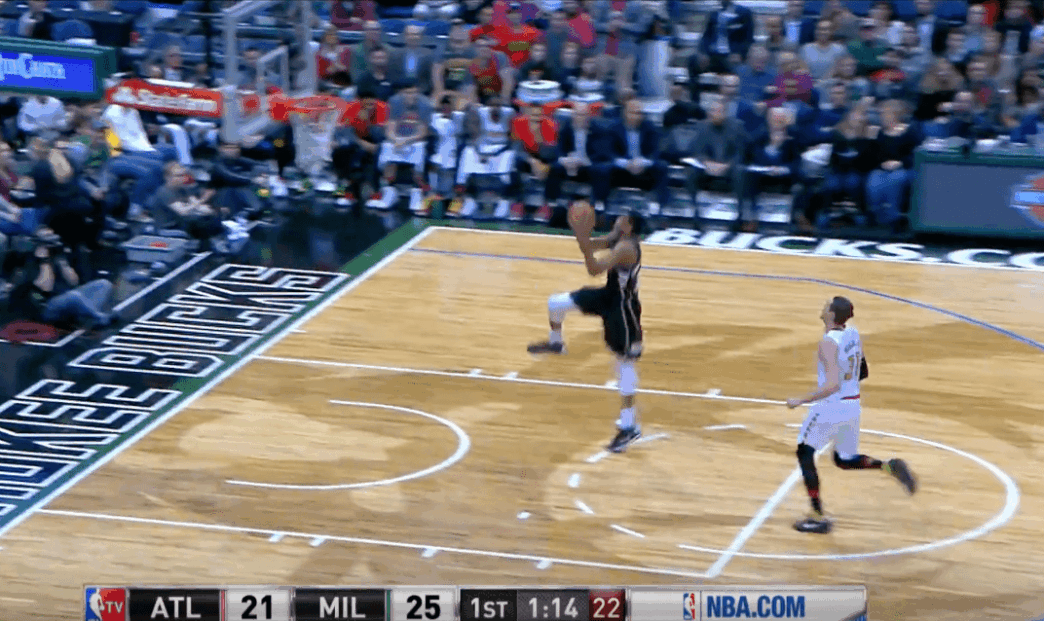 Giannis Antetokounmpo claque un windmill venu d’ailleurs