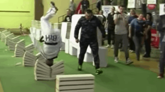 Kerim Ahmetspahic brise 111 blocs de béton en 35 secondes