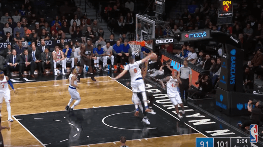 Kristaps Porzingis sur Spencer Dinwiddie