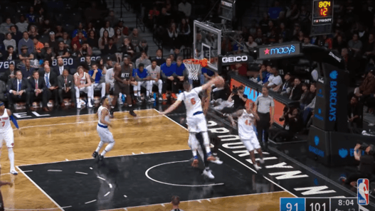 Kristaps Porzingis sur Spencer Dinwiddie