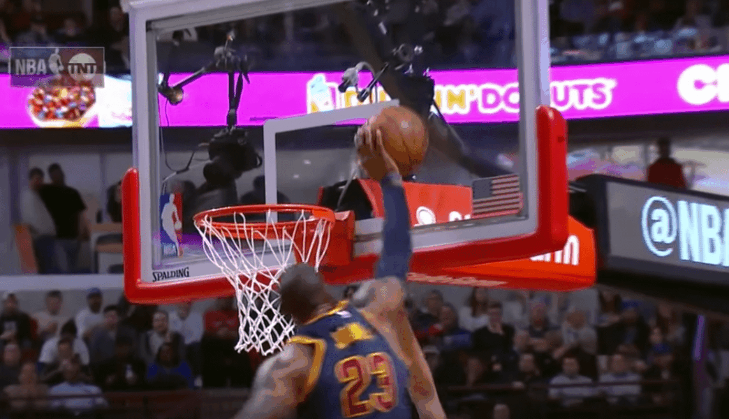 LeBron James fait une LeBlock contre Michael Carter-Williams