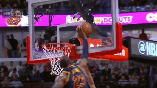 LeBron James fait une LeBlock contre Michael Carter-Williams
