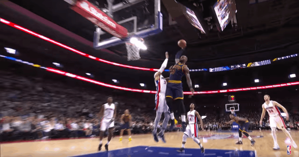 LeBron James envoie le gros dunk sur Tobias Harris