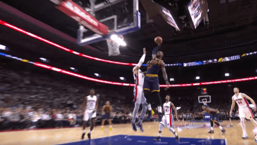 LeBron James envoie le gros dunk sur Tobias Harris