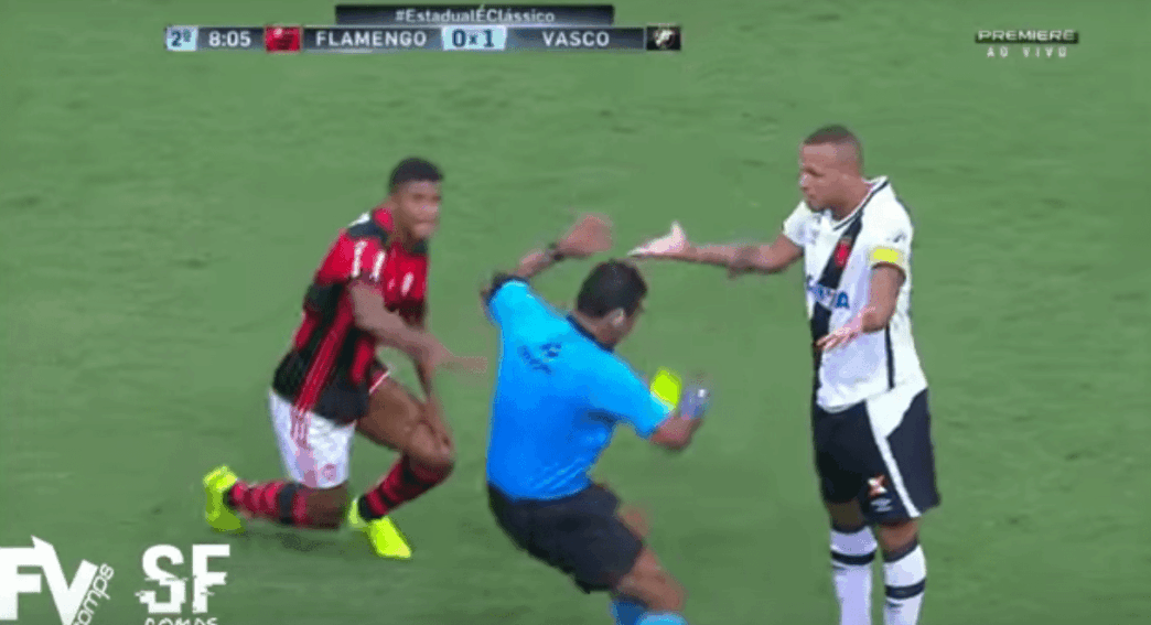 L’arbitre simule un coup de tête et expulse Luis Fabiano