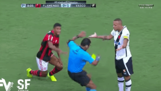 L’arbitre simule un coup de tête et expulse Luis Fabiano