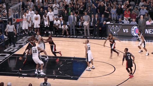 Manu Ginobili marque un lancer-franc…qu’il voulait rater