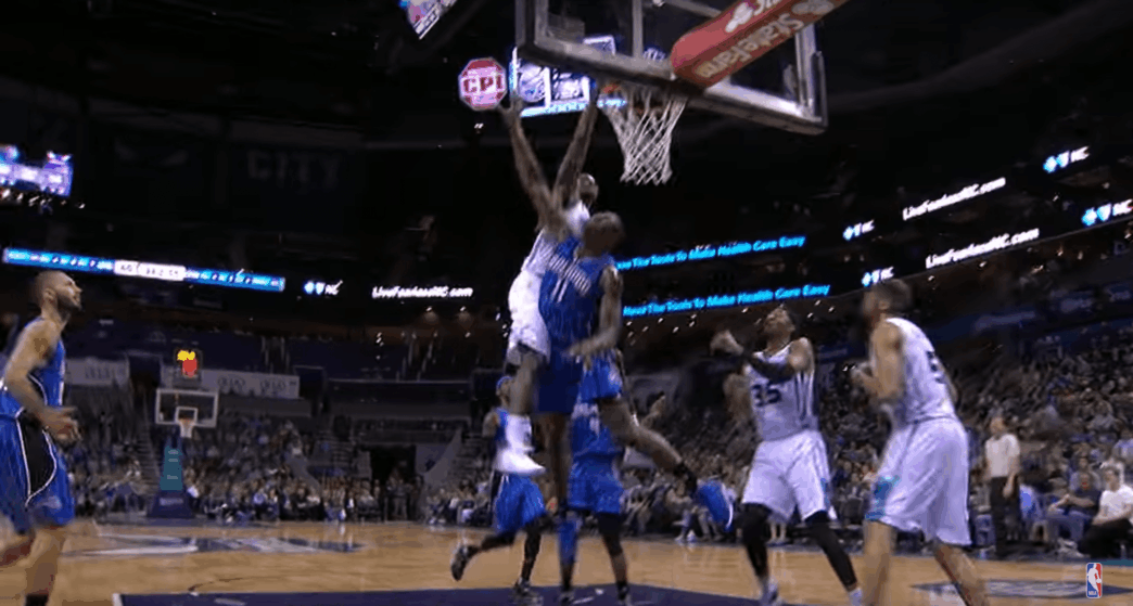 Poster de l’année – Marvin Williams démonte Bismack Biyombo