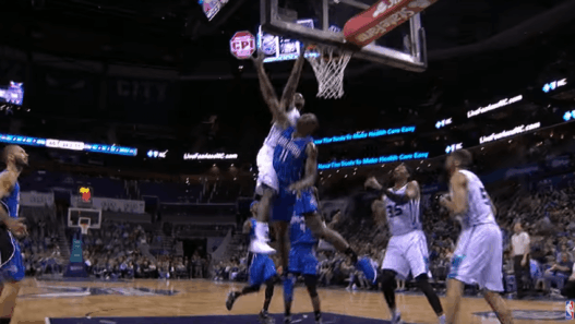 Poster de l’année – Marvin Williams démonte Bismack Biyombo