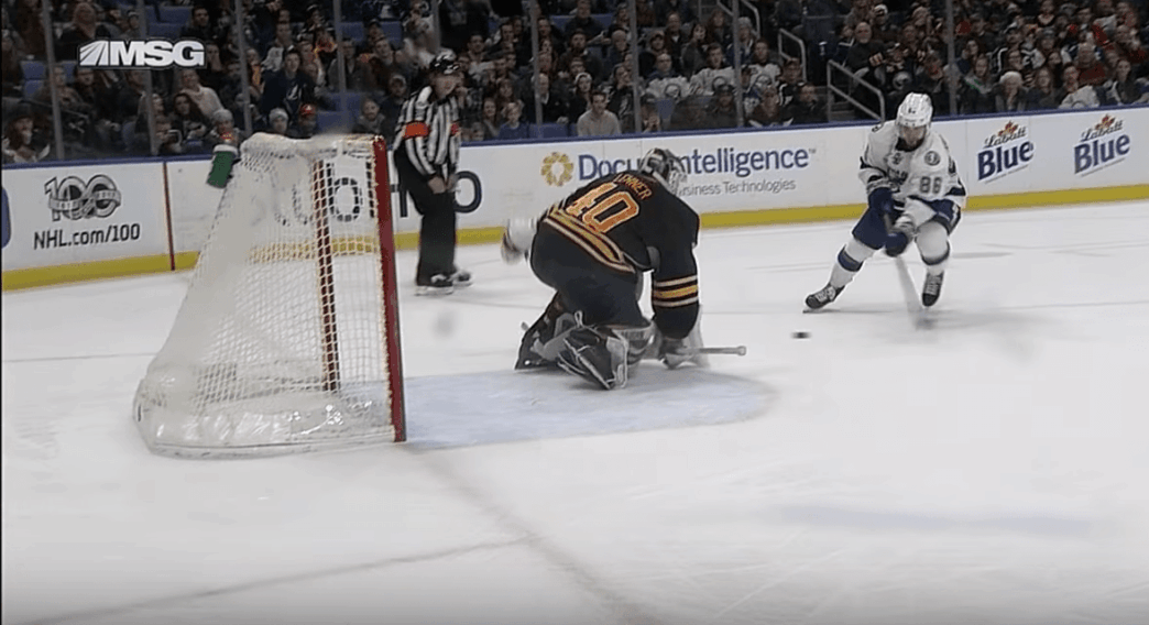 Le chef-d’œuvre de Nikita Kucherov : marquer sans toucher le palet.