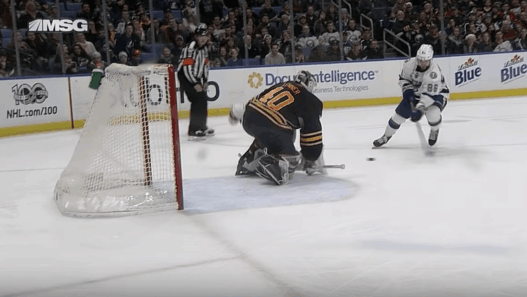 Le chef-d’œuvre de Nikita Kucherov : marquer sans toucher le palet.