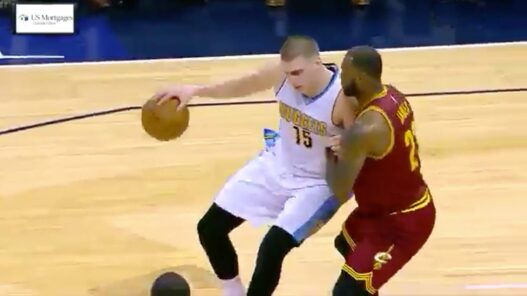 Nikola Jokic fait la misère aux Cavaliers et se paye LeBron James