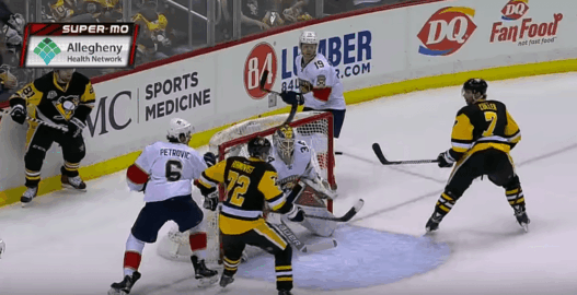 Patric Hornqvist et Phil Kessel réussissent le alley-oop contre les Panthers