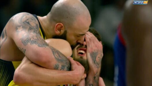 Pero Antic met malencontreusement une droite à un coéquipier
