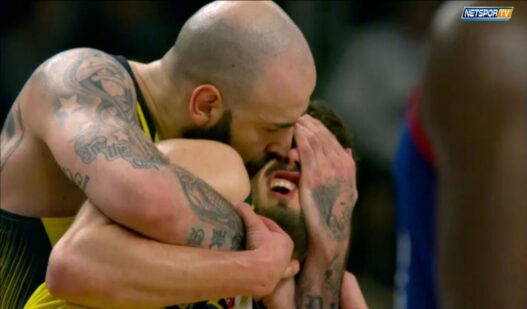 Pero Antic met malencontreusement une droite à un coéquipier