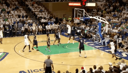 Rayjon Tucker posterize salement son adversaire et l’horloge