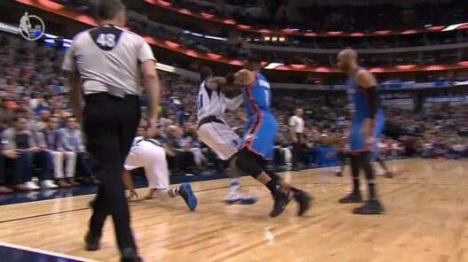 Russell Westbrook dégage Barnes et se chauffe avec Seth Curry