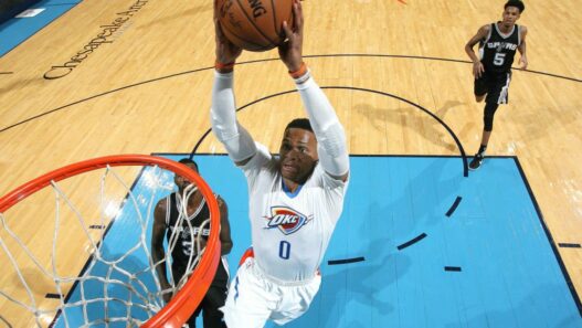 Russell Westbrook rejoint Wilt Chamberlain et OKC fait tomber les Spurs !