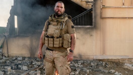 Un trailer pour Sand Castle avec Nicholas Hoult et Henry Cavill