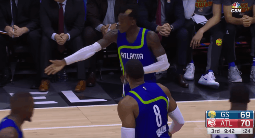 Schroder et Howard s’embrouillent, Curry en profite pour marquer à trois points