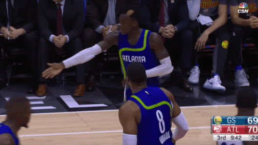 Schroder et Howard s’embrouillent, Curry en profite pour marquer à trois points