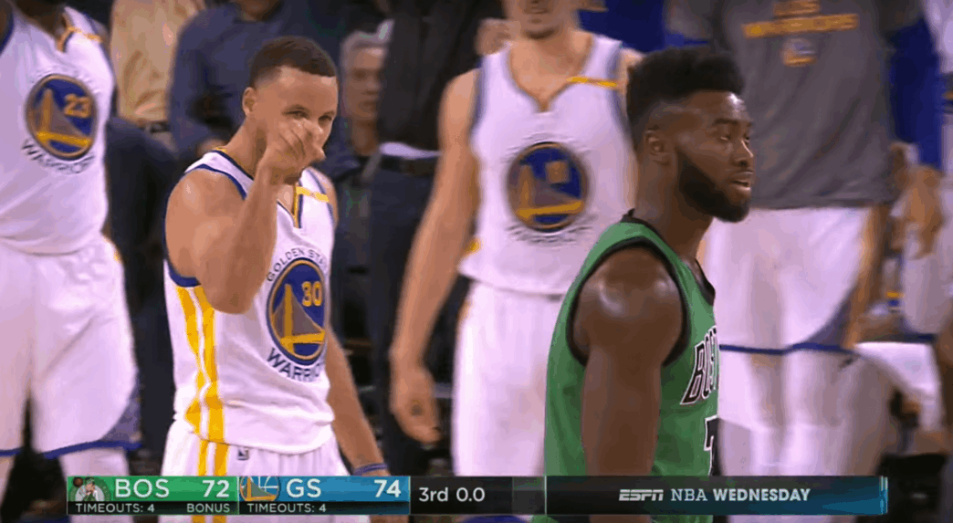 Stephen Curry envoie un gros trois-points au buzzer et chambre Brown