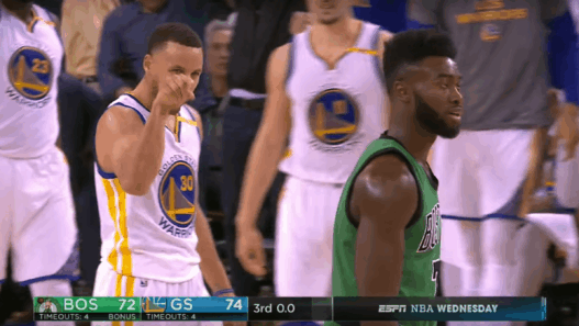 Stephen Curry envoie un gros trois-points au buzzer et chambre Brown