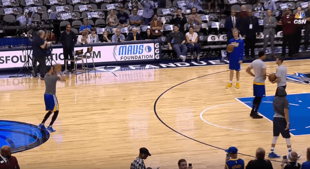 Stephen Curry blague avec son frère, plante 4 tirs du milieu de terrain d’affilée