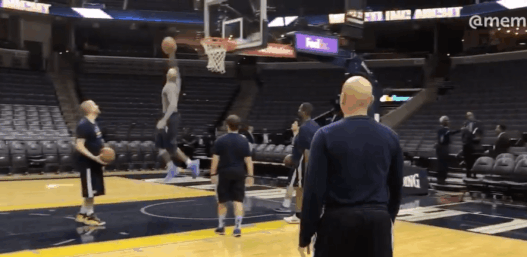 Vince Carter enchaîne tir du milieu de terrain et dunk à 360°