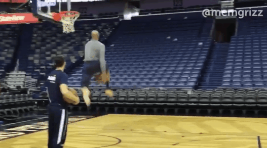 Vince Carter ne s’arrête plus : tir du milieu de terrain et dunk entre les jambes