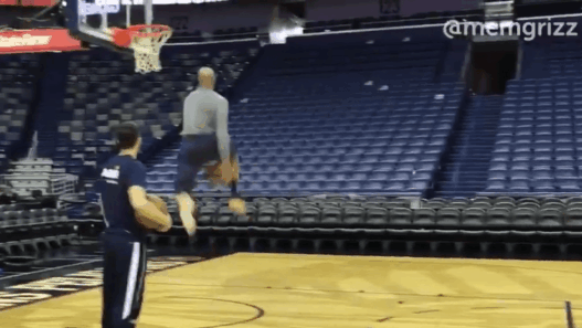Vince Carter ne s’arrête plus : tir du milieu de terrain et dunk entre les jambes