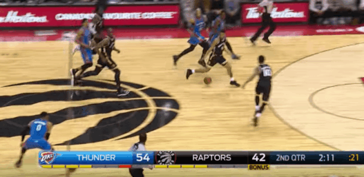 La passe du milieu de terrain de Westbrook entre les jambes de Cory Joseph
