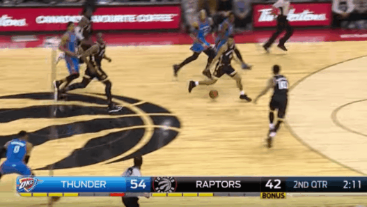 La passe du milieu de terrain de Westbrook entre les jambes de Cory Joseph