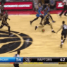 La passe du milieu de terrain de Westbrook entre les jambes de Cory Joseph