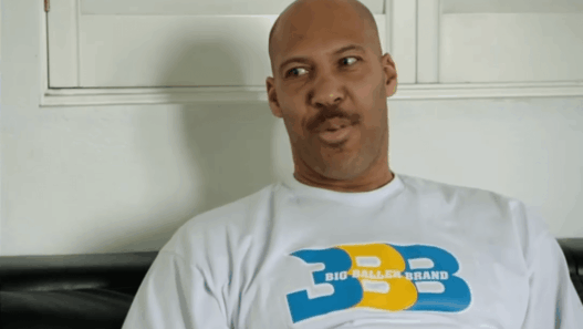 Des images de LaVar Ball jouant en basket plus jeune sont sorties