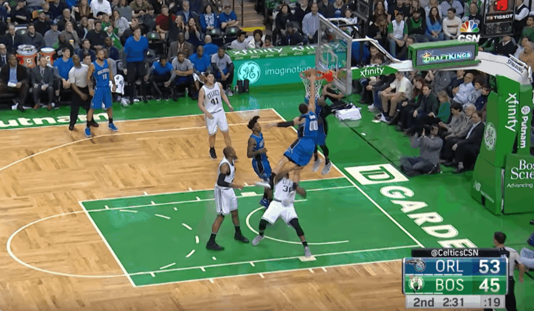 Aaron Gordon envoie l’un des dunks de l’année sur le pauvre Marcus Smart